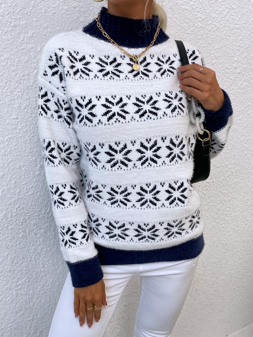Effortlessly Elegant Sweater with a Timeless Design