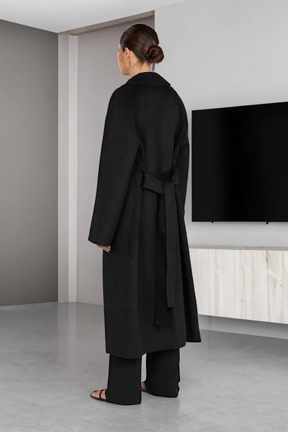 Effortlessly Elegant Garment with a Timeless Design