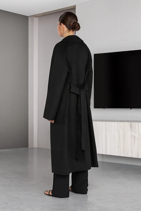 Effortlessly Elegant Garment with a Timeless Design
