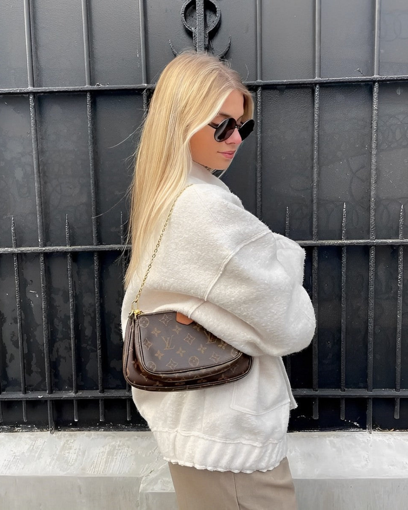 Effortlessly Elegant Jacket with a Timeless Design