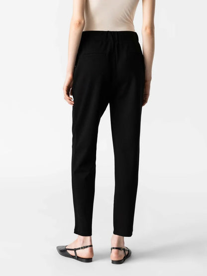 Effortlessly Elegant Pants with a Timeless Design
