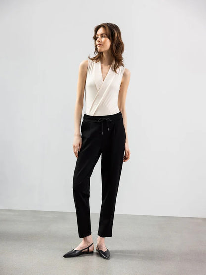 Effortlessly Elegant Pants with a Timeless Design