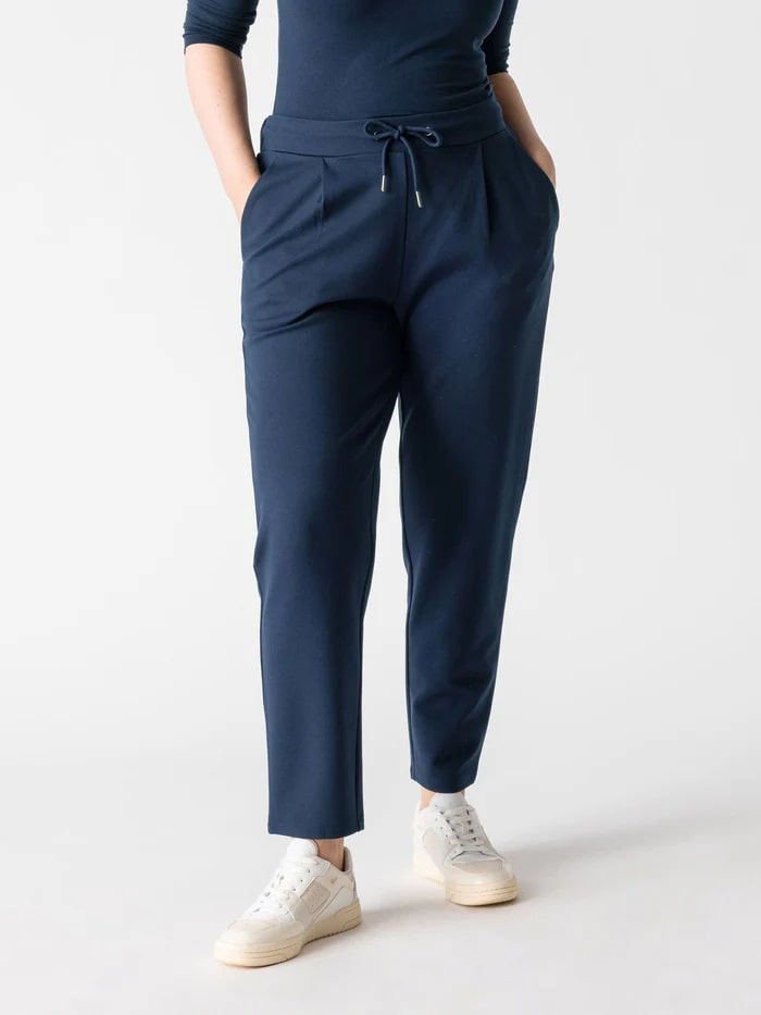 Effortlessly Elegant Pants with a Timeless Design