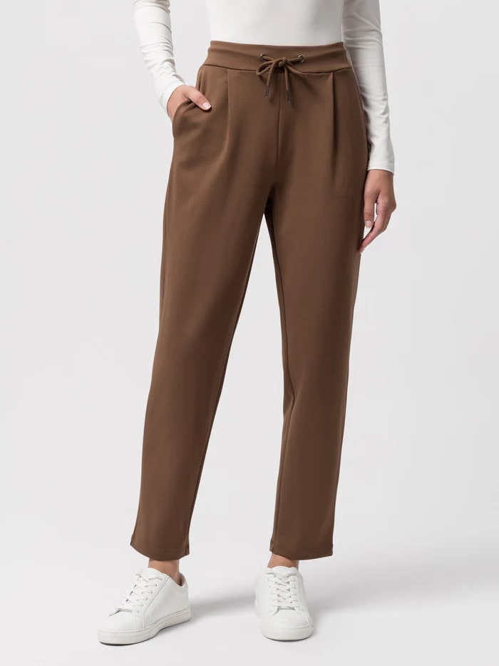 Effortlessly Elegant Pants with a Timeless Design