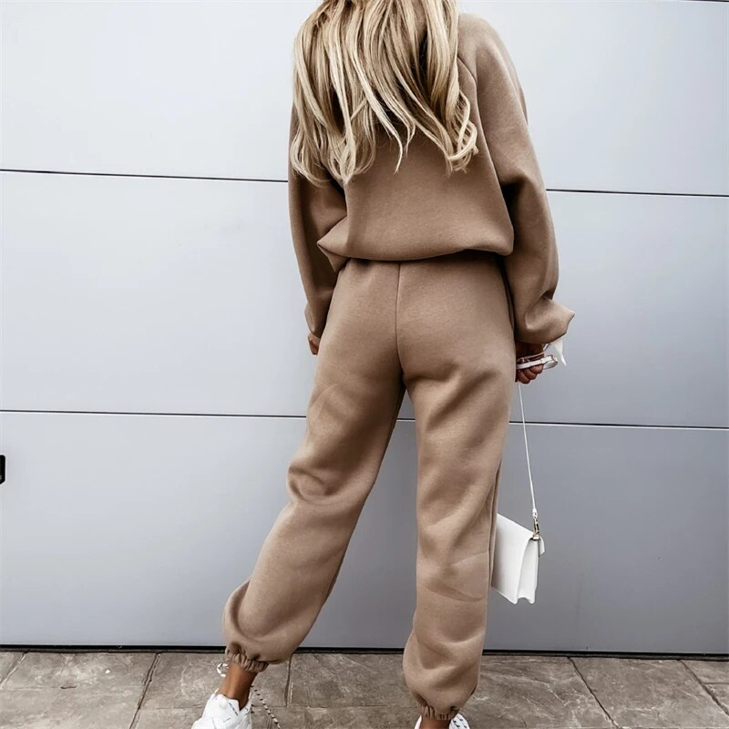 Effortlessly Elegant Pants with a Timeless Design