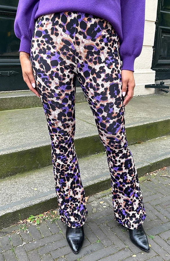 Elegantly Styled Trousers for Everyday Wear