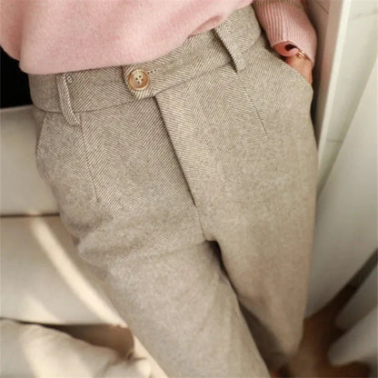 Elegantly Styled Trousers for Everyday Wear