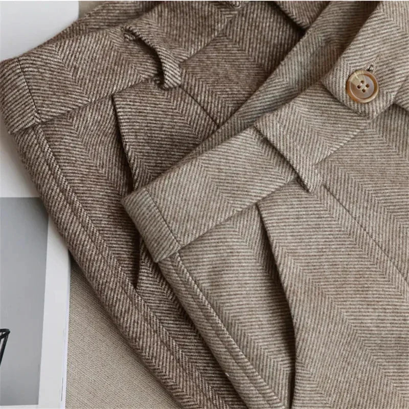 Elegantly Styled Trousers for Everyday Wear