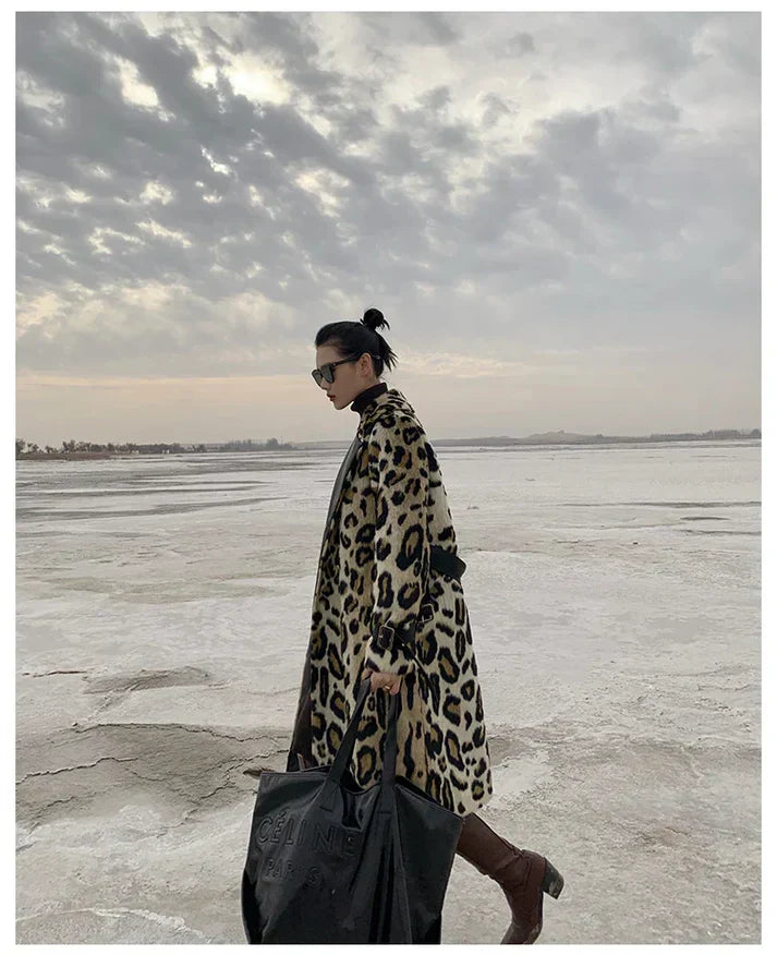 Well Tailored Coat with a Graceful Silhouette