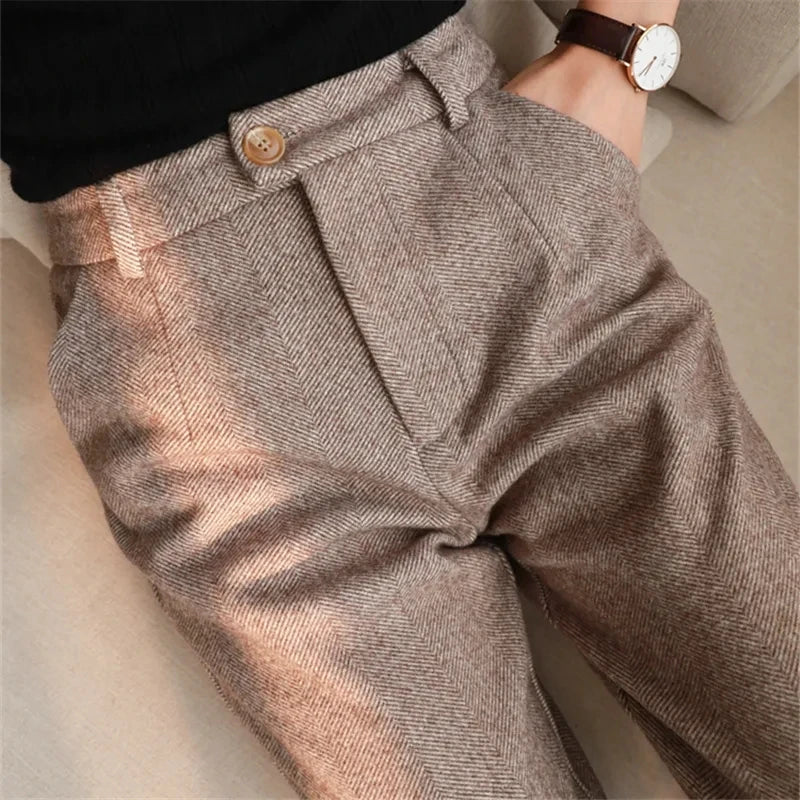 Elegantly Styled Trousers for Everyday Wear