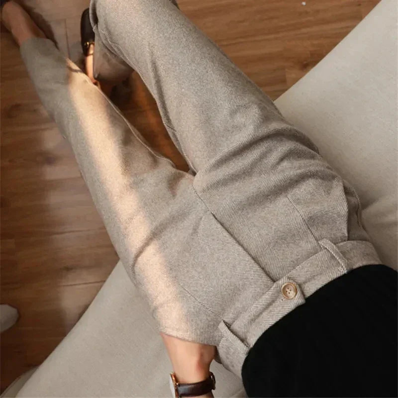 Elegantly Styled Trousers for Everyday Wear