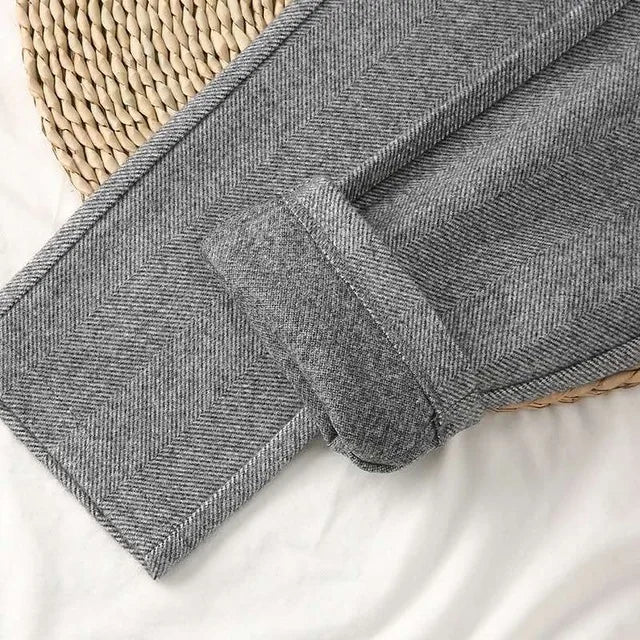 Elegantly Styled Trousers for Everyday Wear