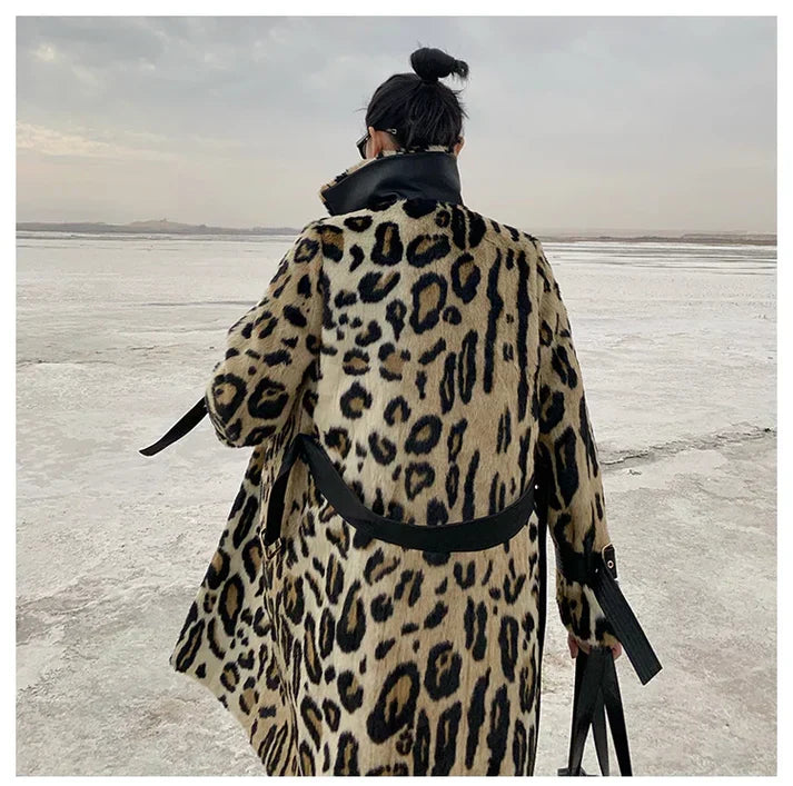 Well Tailored Coat with a Graceful Silhouette
