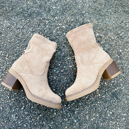 Graceful Orthopedic Boots for Modern Look