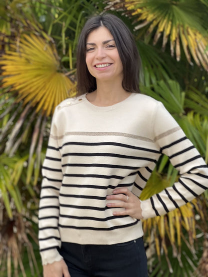 Effortlessly Elegant Sweater with a Timeless Design