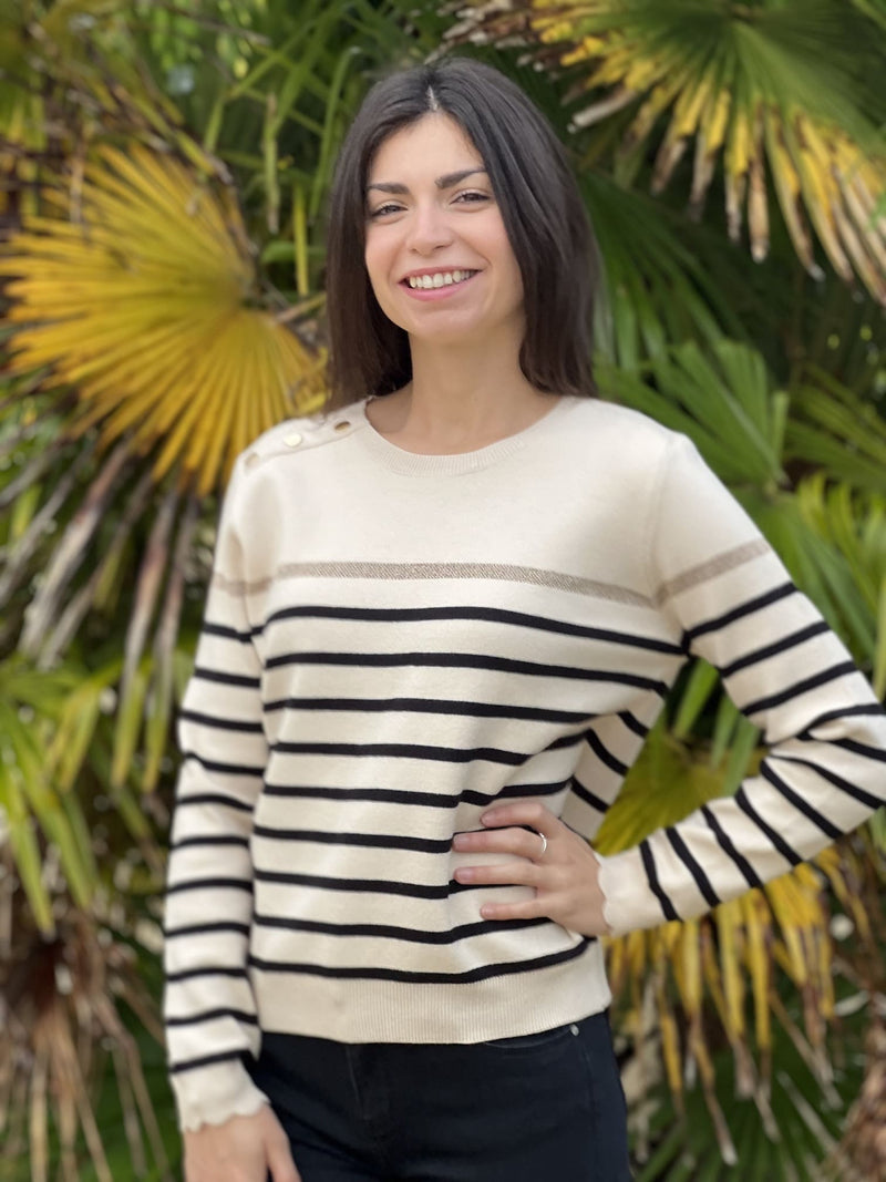Effortlessly Elegant Sweater with a Timeless Design