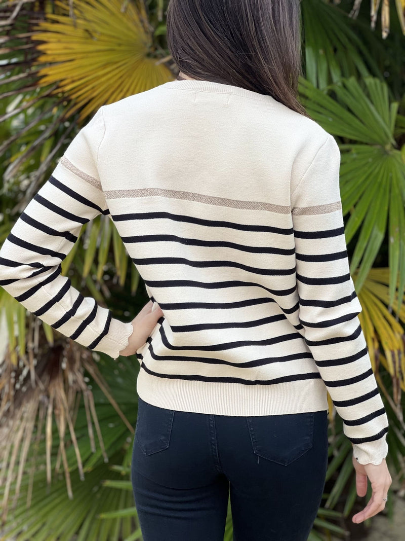 Effortlessly Elegant Sweater with a Timeless Design