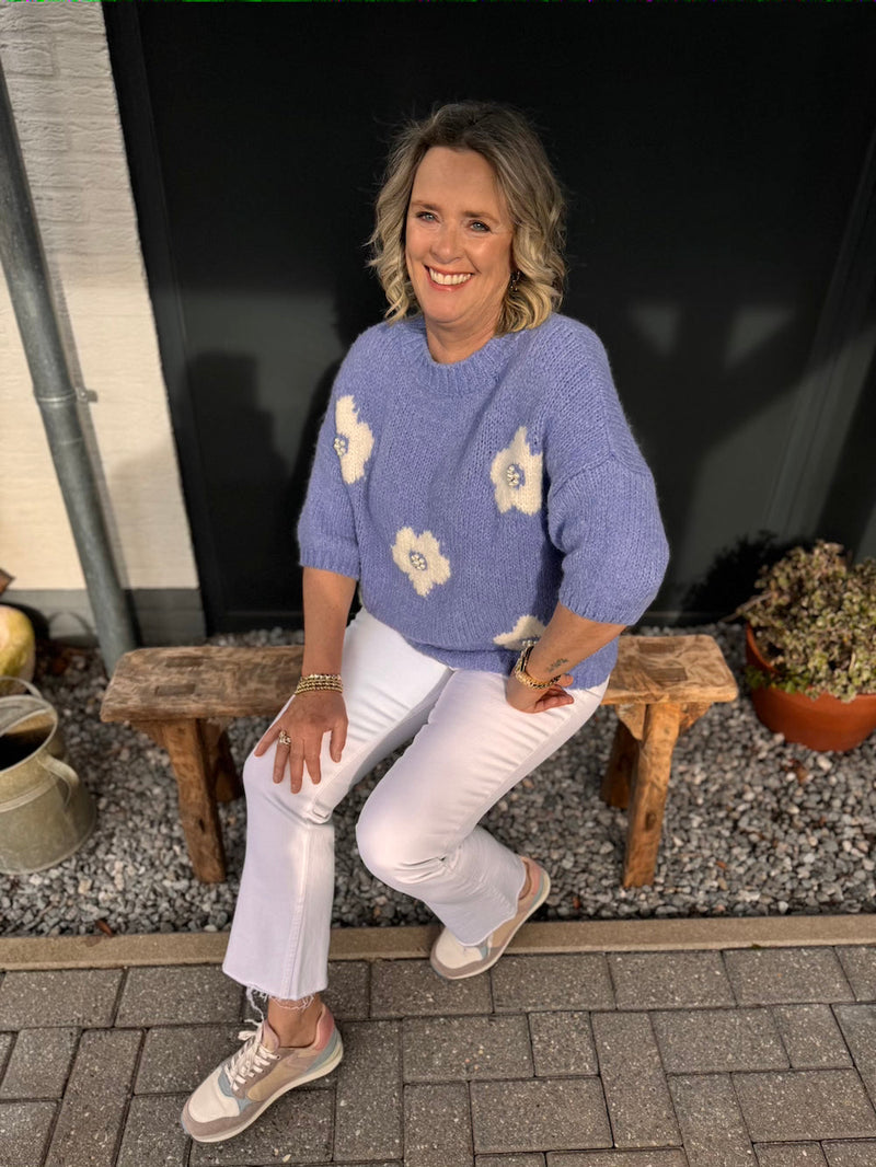 Effortlessly Elegant Sweater with a Timeless Design