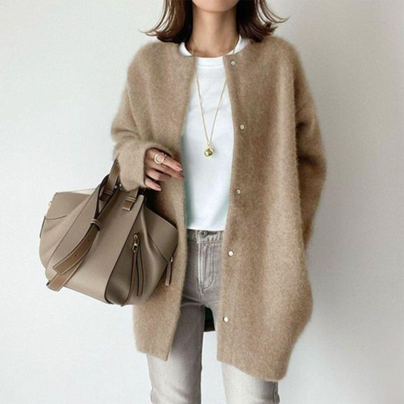 Well Tailored Coat with a Graceful Silhouette