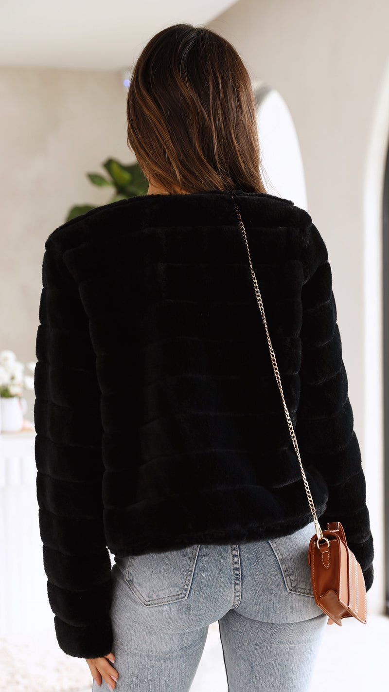 Well Tailored Jacket with a Graceful Silhouette