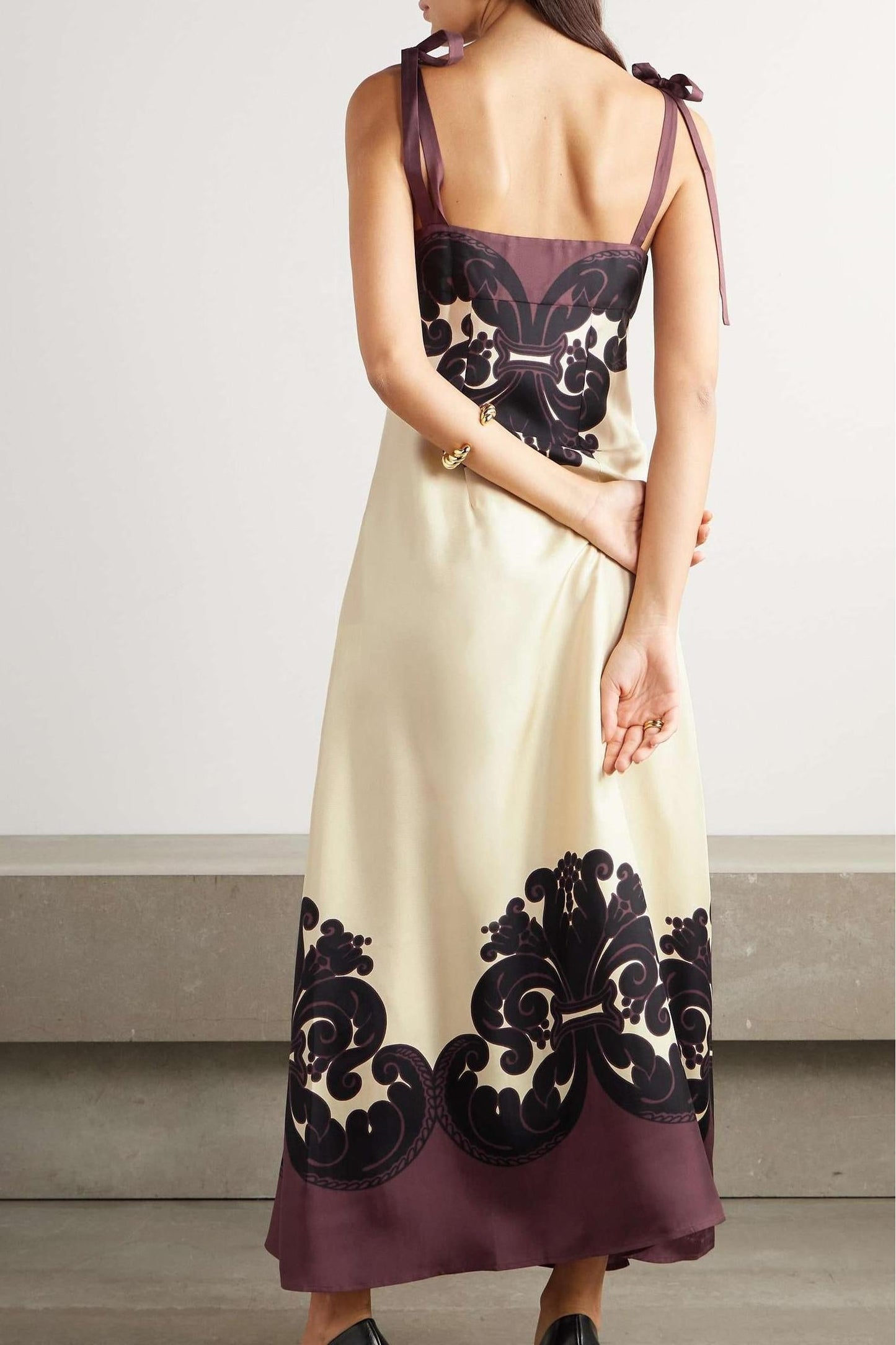 Well Tailored Dress with a Graceful Silhouette