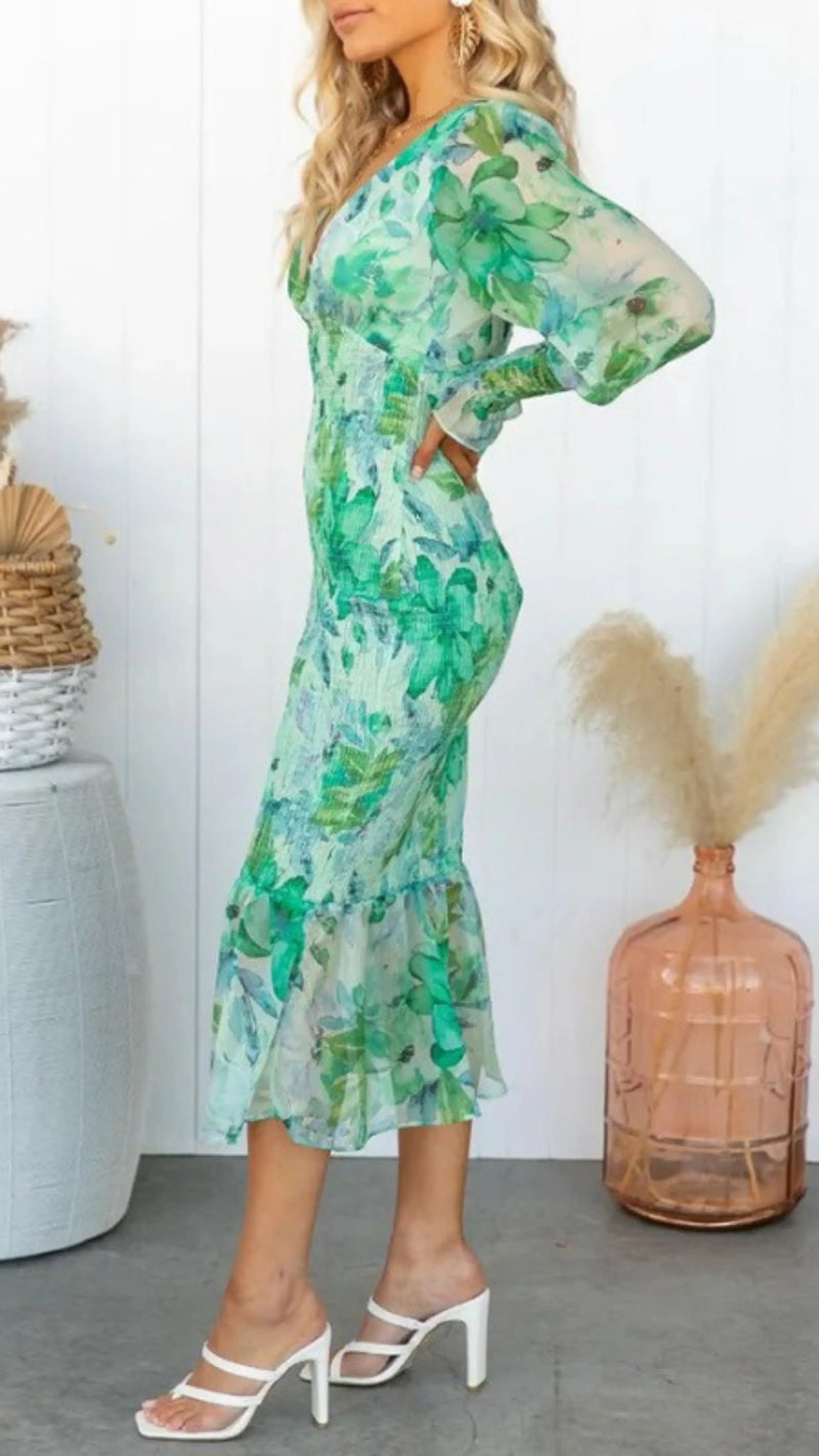 Beautifully Finished Dress in a Timeless Design