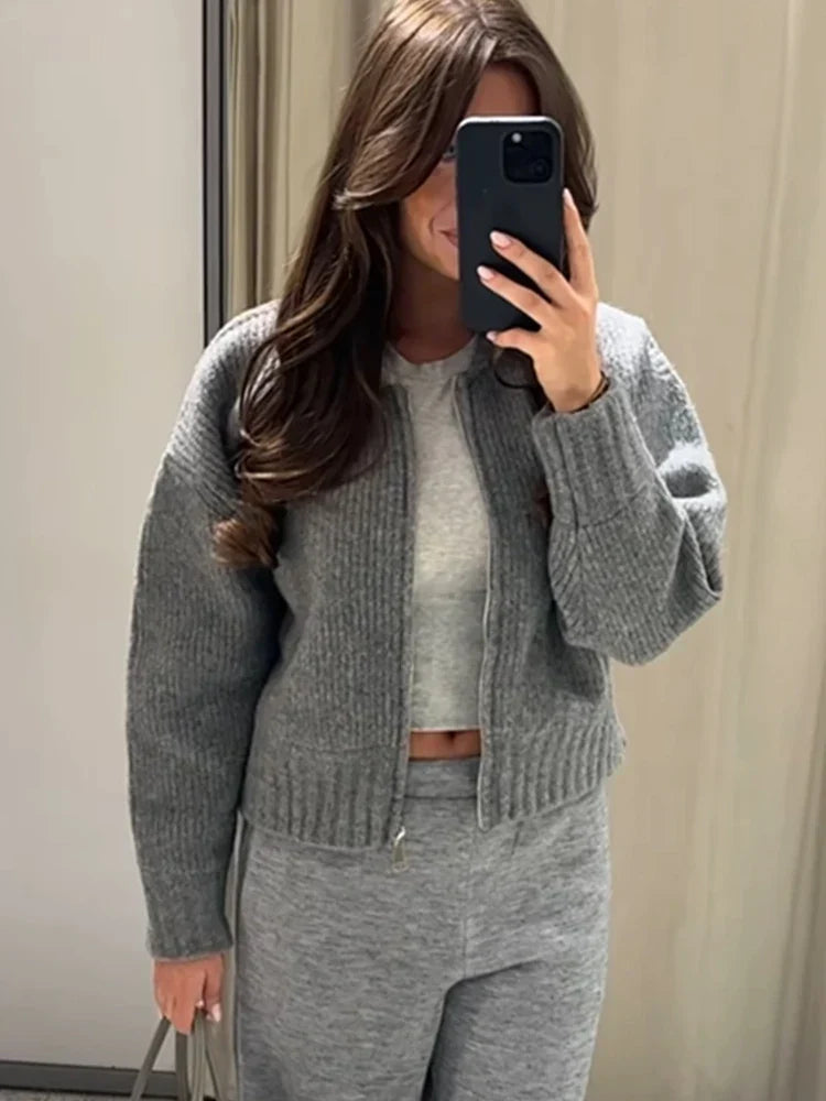 Effortlessly Elegant Sweater with a Timeless Design