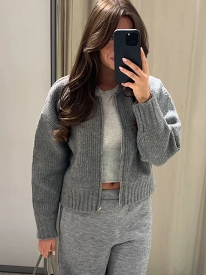Effortlessly Elegant Sweater with a Timeless Design