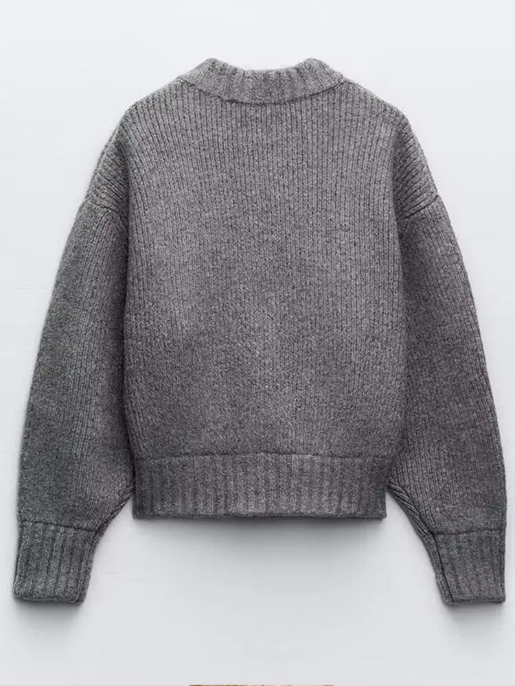 Effortlessly Elegant Sweater with a Timeless Design