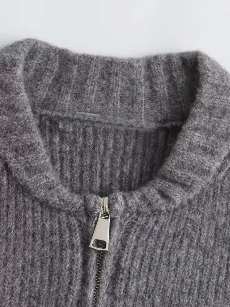 Effortlessly Elegant Sweater with a Timeless Design