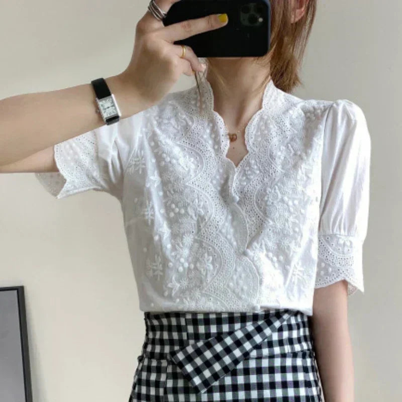 Well Tailored Blouse with a Graceful Silhouette