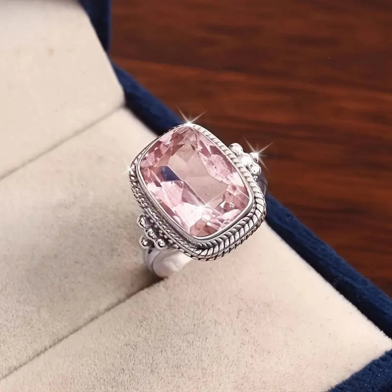 Klassinen Hopea Sormus ajattomalla viehätyksellä