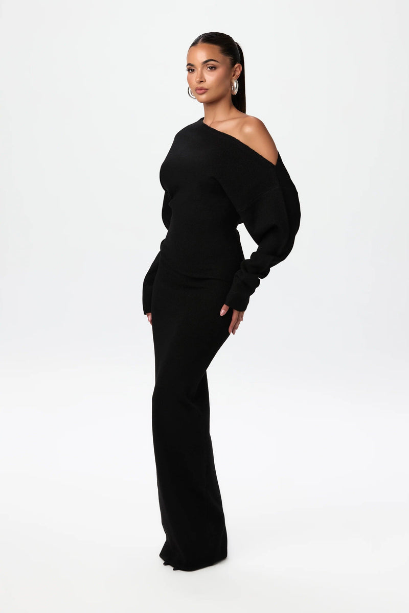 Well Tailored Sweater with a Graceful Silhouette