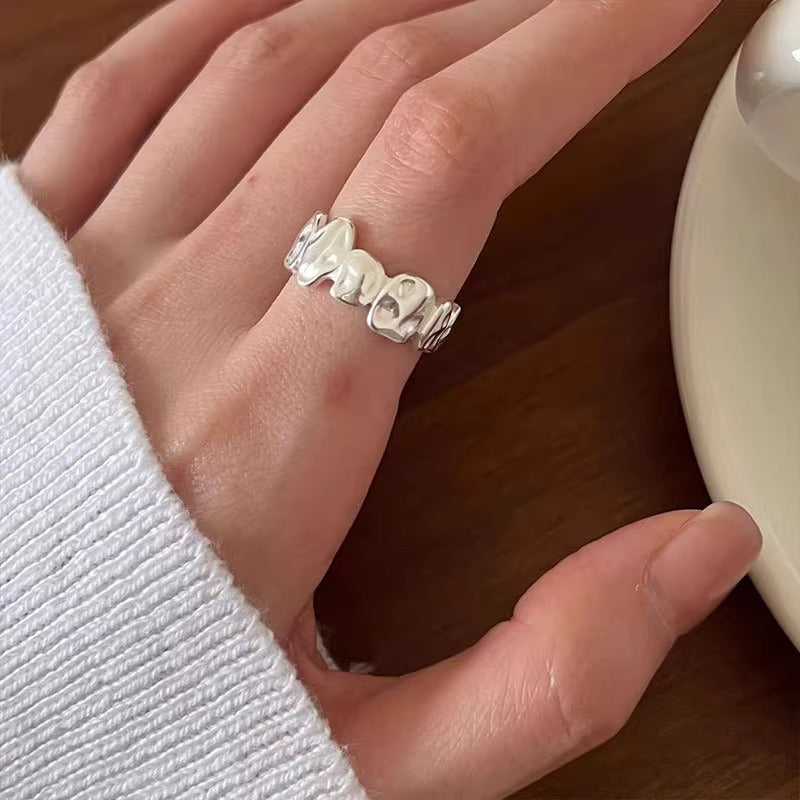 Klassinen Sormus ajattomalla viehätyksellä