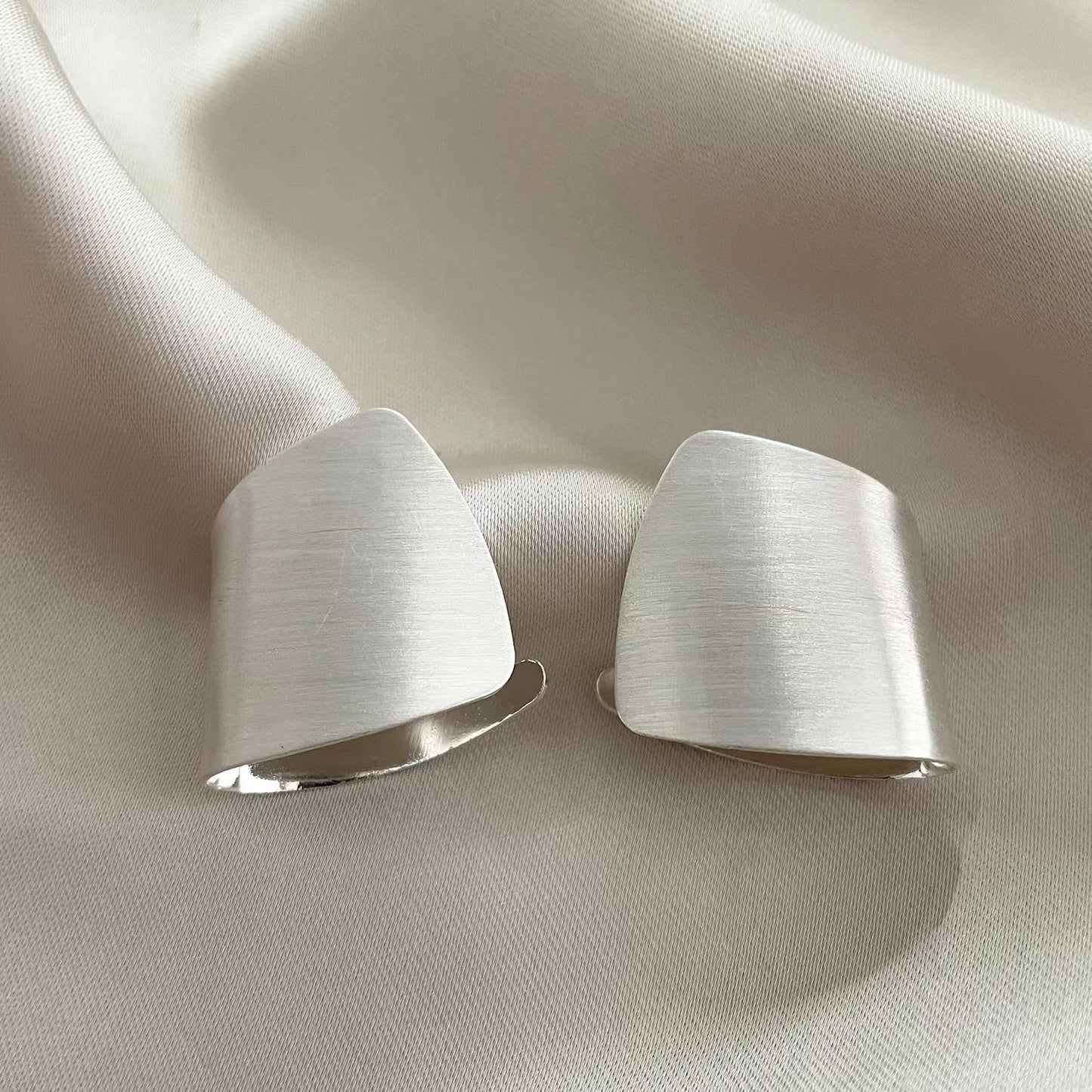 Elegantti Hopea Korvarengas jokaiseen tilaisuuteen