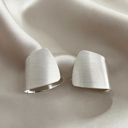 Elegantti Hopea Korvarengas jokaiseen tilaisuuteen