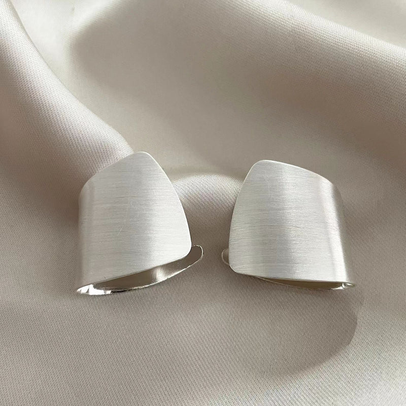 Elegantti Hopea Korvarengas jokaiseen tilaisuuteen