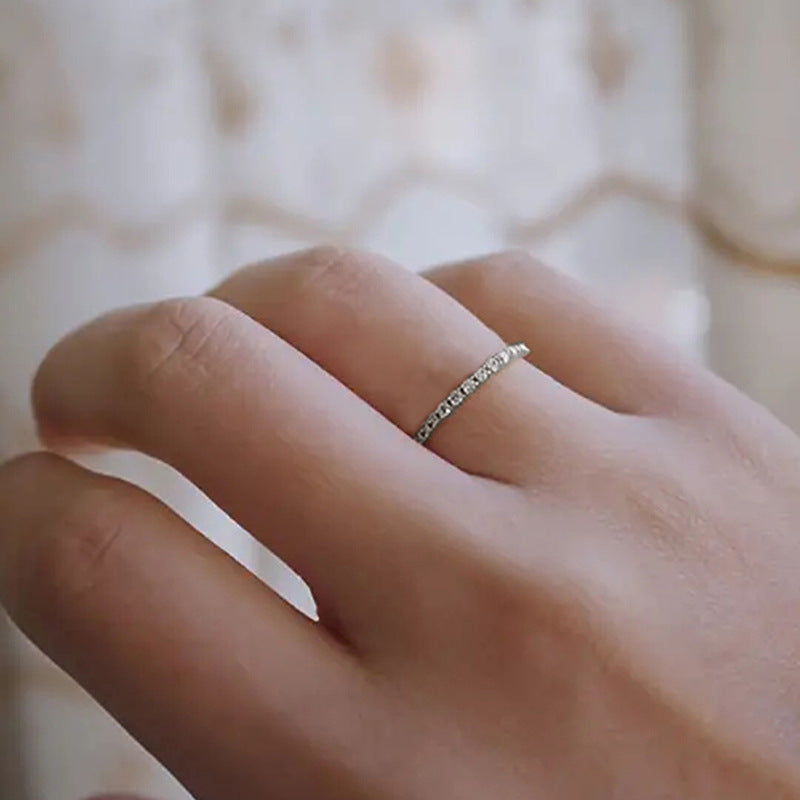 Klassinen Sormus ajattomalla viehätyksellä