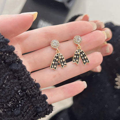 Klassinen Helmi Korvarengas ajattomalla viehätyksellä