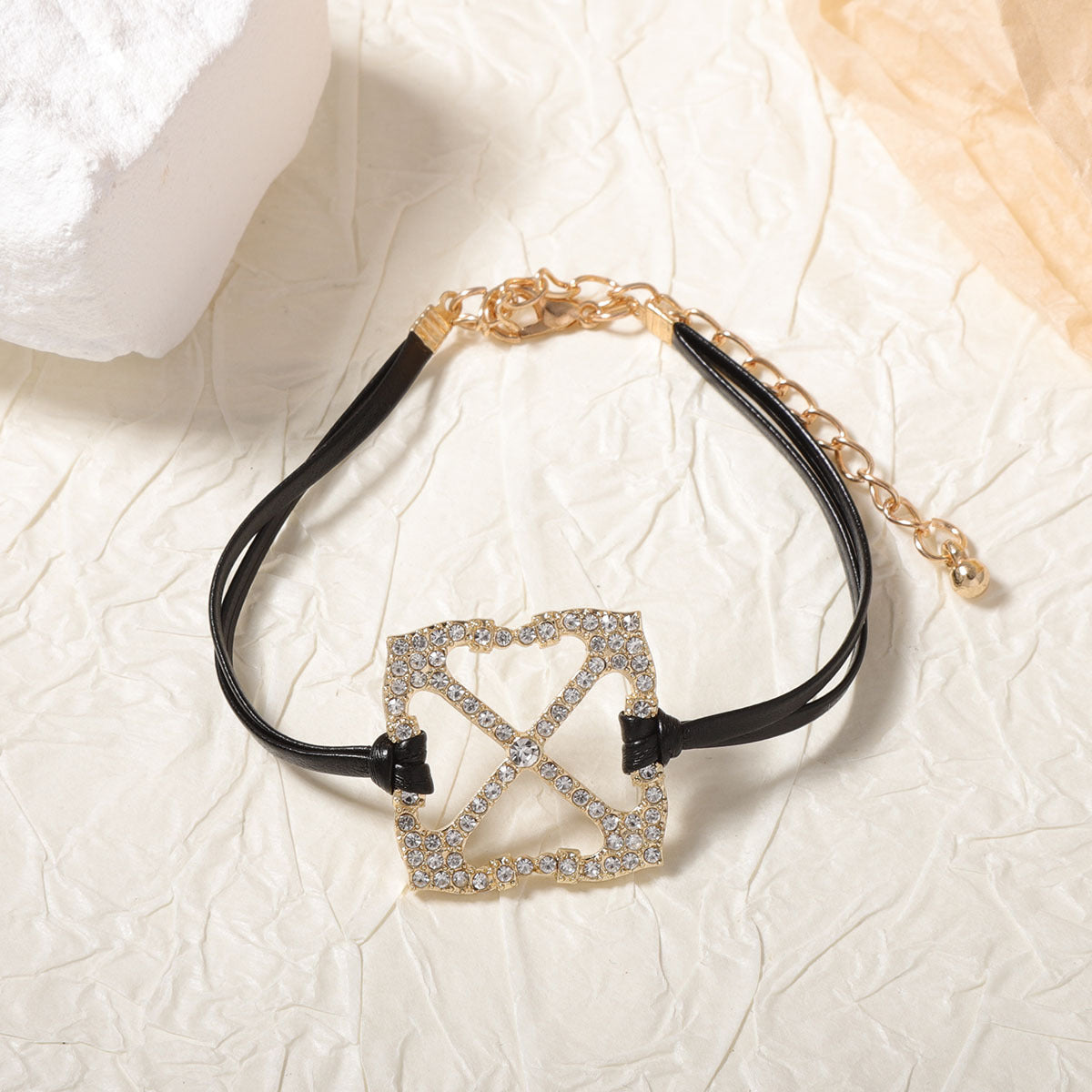 Klassinen Ketju ajattomalla viehätyksellä