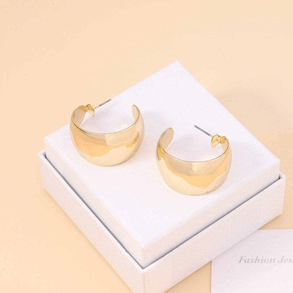 Kaunis Korvarengas ainutlaatuisella tyylillä