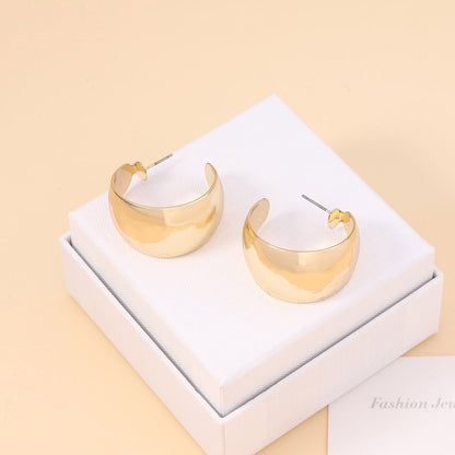 Kaunis Korvarengas ainutlaatuisella tyylillä