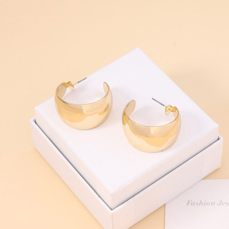 Kaunis Korvarengas ainutlaatuisella tyylillä