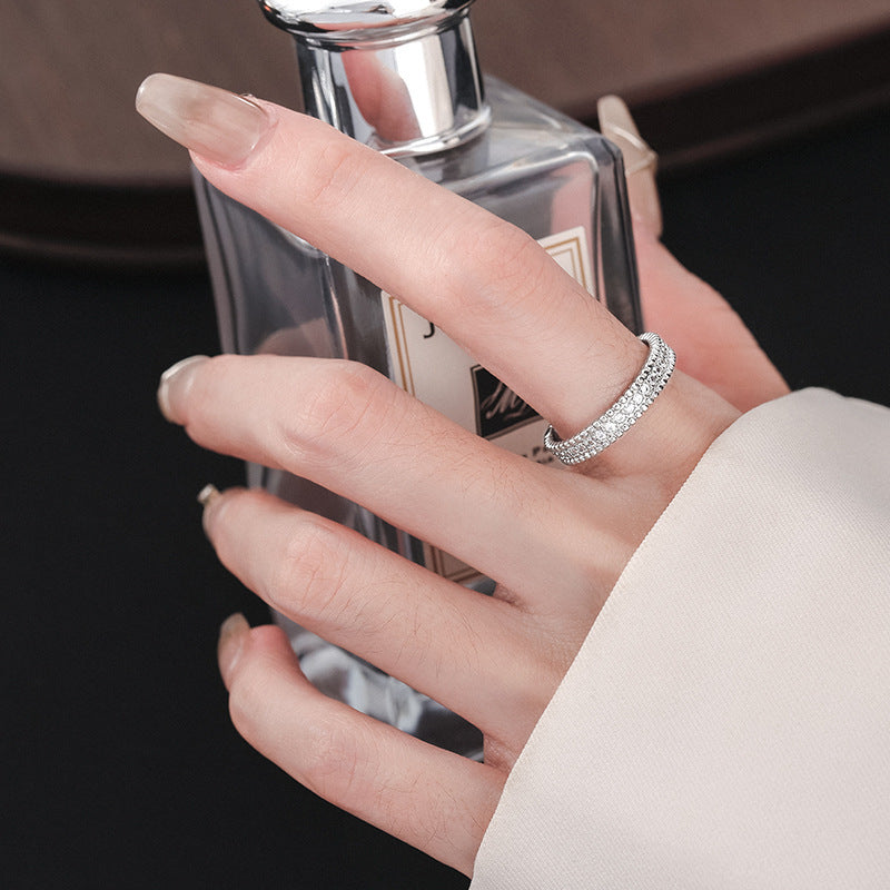 Klassinen Sormus ajattomalla viehätyksellä