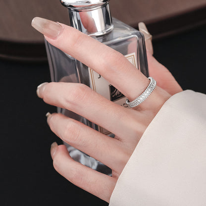 Klassinen Sormus ajattomalla viehätyksellä