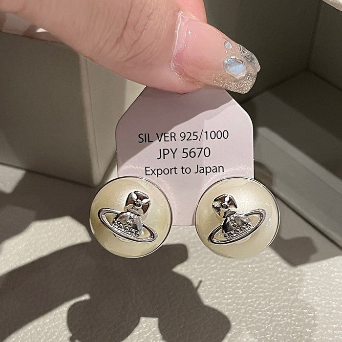 Hurmaava Helmi Korvarengas jokaiseen tilaisuuteen