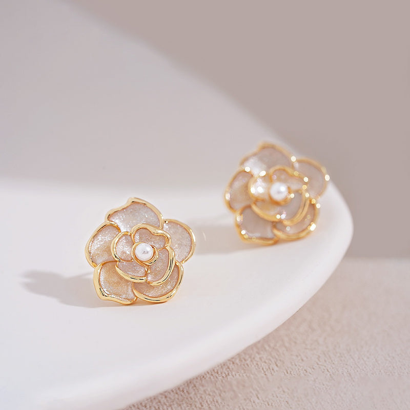 Klassinen Helmi Korvarengas ajattomalla viehätyksellä