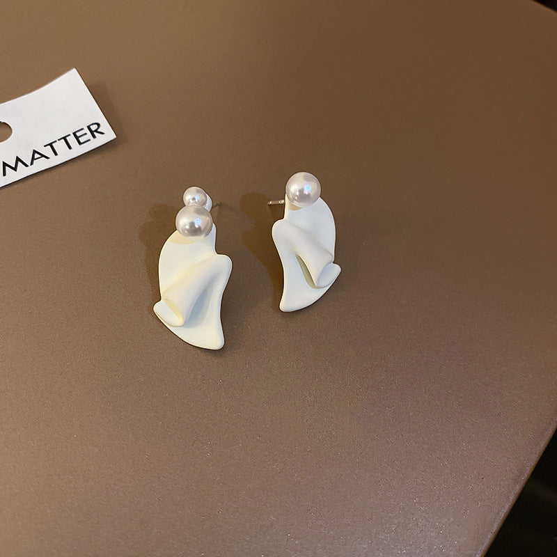 Kaunis Helmi Korvarengas ainutlaatuisella tyylillä