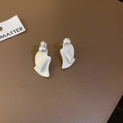 Kaunis Helmi Korvarengas ainutlaatuisella tyylillä