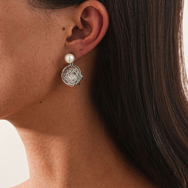 Klassinen Helmi Korvarengas ajattomalla viehätyksellä